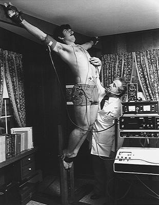 un essai de position du corps sur une croix de crucifixion un essai de position du corps sur une croix de crucifixion