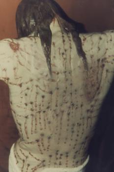 Reproduction des coups de fouet sur une statue Reproduction des coups de fouet sur une statue